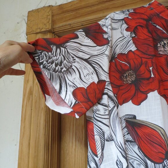 Red floral print Hawaiian style men's shirt - Picture 3 of 6